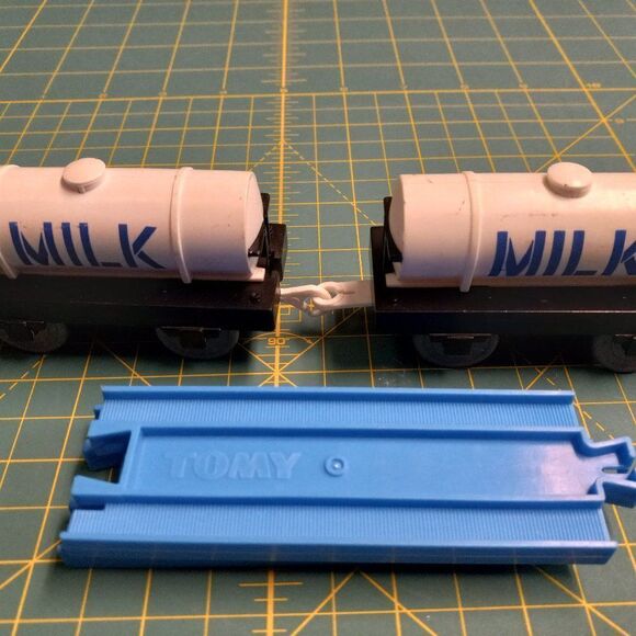 TOMY  Engine Skarloey, (2) milk cars - Picture 4 of 6